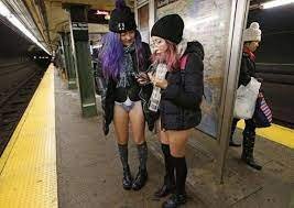 SEM CALÇA NO METRÔ
