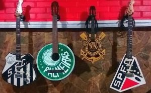 GUITARRAS COM ESCUDOS DOS CLUBES