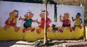 Mônicas Deformadas em Muros de Escolinhas