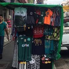 Camisas da Chapecoense nas barracas dos camelôs