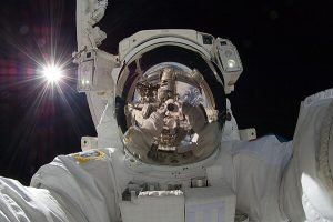 Selfie de astronauta japonês no espaço - imagem wikipedia
