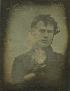 Acredita-se que a primeira selfie da história foi de Robert Cornelius em 1839 - imagem wikipedia