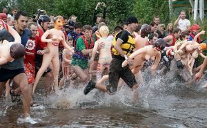 NADAR COM BONECAS INFLÁVEIS