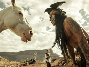 Johnny Depp. Ele interpretou o Índio Tonto, fiel escudeiro do cavaleiro Zorro,