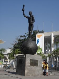 ESTÁTUA DE BELLINI ERGUENDO A TAÇA DA COPA DO MUNDO DE 1958