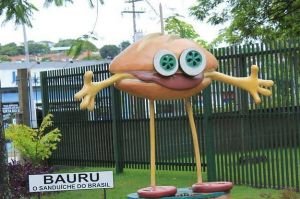 Estátuas e monumentos curiosos 4