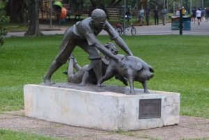 Estátuas e monumentos curiosos 5